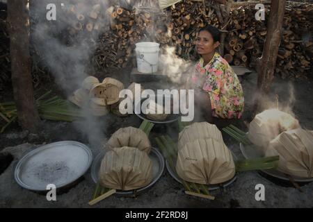 Yunce Unbanu kocht palmsaft, um Palmzucker im Dorf Oehandi, Rote Insel, Indonesien zu machen. Palmzucker ist eine alternative Einkommensquelle für Dorfbewohner, die auf der Insel leben. Stockfoto