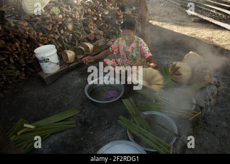 Yunce Unbanu kocht palmsaft, um Palmzucker im Dorf Oehandi, Rote Insel, Indonesien zu machen. Palmzucker ist eine alternative Einkommensquelle für Dorfbewohner, die auf der Insel leben. Stockfoto