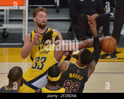 Los Angeles, Usa. März 2021, 12th. Indiana Pacers' Center Myles Turner blockiert die Aufnahme von Los Angeles Lakers' Power Forward Markieff Morris während der ersten Hälfte im Staples Center in Los Angeles am Freitag, 12. März 2021. Die Lakers besiegten die Pacers 105-100. Foto von Jim Ruymen/UPI Kredit: UPI/Alamy Live Nachrichten Stockfoto