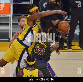 Los Angeles, Usa. März 2021, 12th. Indiana Pacers' Center Myles Turner blockiert die Aufnahme von Los Angeles Lakers' Power Forward Markieff Morris während der ersten Hälfte im Staples Center in Los Angeles am Freitag, 12. März 2021. Die Lakers besiegten die Pacers 105-100. Foto von Jim Ruymen/UPI Kredit: UPI/Alamy Live Nachrichten Stockfoto