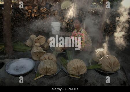 Yunce Unbanu kocht palmsaft, um Palmzucker im Dorf Oehandi, Rote Insel, Indonesien zu machen. Palmzucker ist eine alternative Einkommensquelle für Dorfbewohner, die auf der Insel leben. Stockfoto