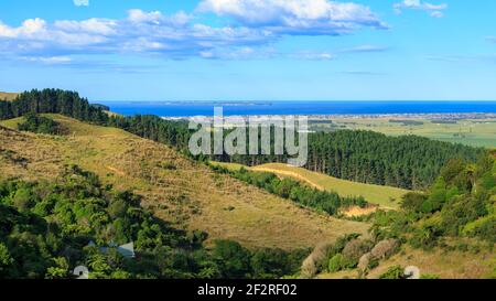 Der Blick von den Papamoa Hills in der Bay of Plenty, Neuseeland. Der Küstenvorort Papamoa ist in der Ferne sichtbar Stockfoto