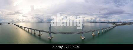 (210313) -- PEKING, 13. März 2021 (Xinhua) -- Luftpanoramikfoto vom 12. September 2020 zeigt die Hong Kong-Zhuhai-Macao Brücke in Südchina. (Xinhua/Chen Yehua) Stockfoto