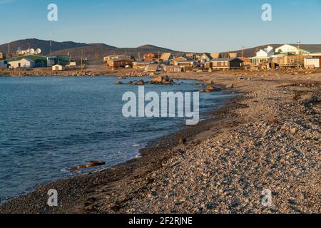 Golden Hour in der abgelegenen Inuit Gemeinde von Qikiqtarjuaq, Broughton Island, Nunavut, Kanada. Siedlung im hohen Norden. Arktische Gemeinschaft. Stockfoto