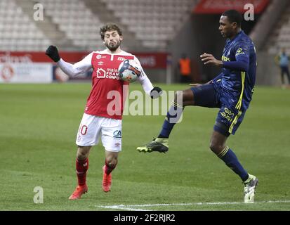 Arber Zeneli Von Reims Marcelo Guedes Von Lyon Wahrend Der Franzosischen Meisterschaft Ligue 1 Fussballspiel Zwischen