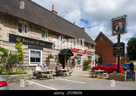 Besucher essen im August im Al Boccon di Vino Country, dem kostenlosen Rose & Crown Pub im Dorf Tilshead in der Nähe von Salisbury, Wiltshire, Großbritannien Stockfoto