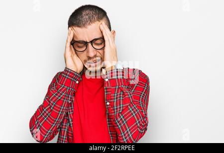 Hispanic junger Mann trägt Casual Kleidung mit Hand auf Kopf, Kopfschmerzen, weil Stress. Leiden Migräne. Stockfoto