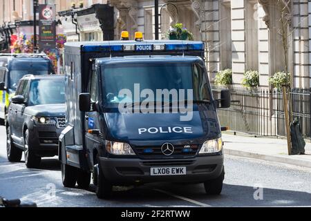 London, Großbritannien. 13. März 2021. Ein Polizeiwagen, der Wayne Couzens, 48, einen dienstbedienten Met Police Officer, transportiert, kommt am Westminster Magistrates' Court an. Er wird wegen der Entführung und des Mordes an Sarah Everard angeklagt, die verschwand, als sie in Südlondon nach Hause ging. Die Leiche der 33-Jährigen wurde mehr als eine Woche, nachdem sie zuletzt am 3. März gesehen wurde, im Wald in Kent gefunden. Kredit: Stephen Chung / Alamy Live Nachrichten Stockfoto