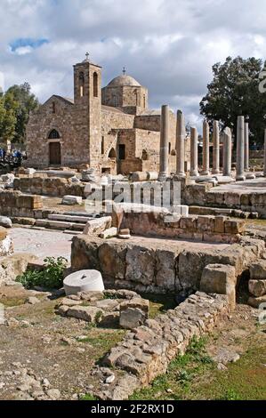 Die Steinkirche Agia Kyriaki aus dem 12. Jahrhundert im Zentrum von Paphos wurde in den Ruinen einer frühchristlichen byzantinischen Basilika erbaut. Stockfoto