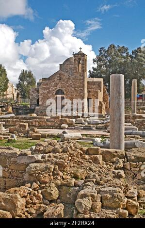 Die Steinkirche Agia Kyriaki aus dem 12. Jahrhundert im Zentrum von Paphos wurde in den Ruinen einer frühchristlichen byzantinischen Basilika erbaut. Stockfoto