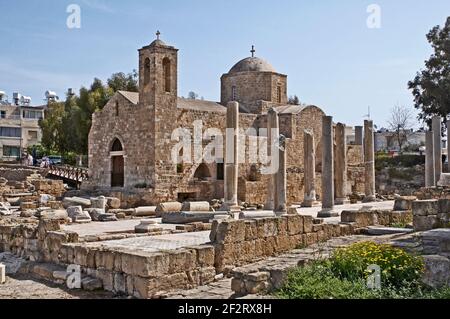 Die Steinkirche Agia Kyriaki aus dem 12. Jahrhundert im Zentrum von Paphos wurde in den Ruinen einer frühchristlichen byzantinischen Basilika erbaut. Stockfoto