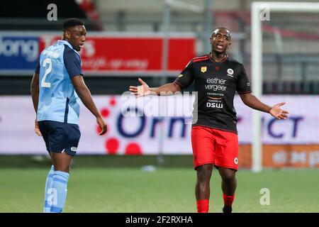 ROTTERDAM, NIEDERLANDE - MÄRZ 12: Sylian Aldren Mokono vom FC Utrecht U23, Ahmad Mendes Moreira vom SBV Excelsior während der Keukenkampioen Divisie Matte Stockfoto