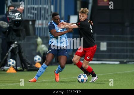 ROTTERDAM, NIEDERLANDE - MÄRZ 12: Sylian Aldren Mokono vom FC Utrecht U23, Julian Baas vom SBV Excelsior während des Keukenkampioen Divisie Spiels dazwischen Stockfoto