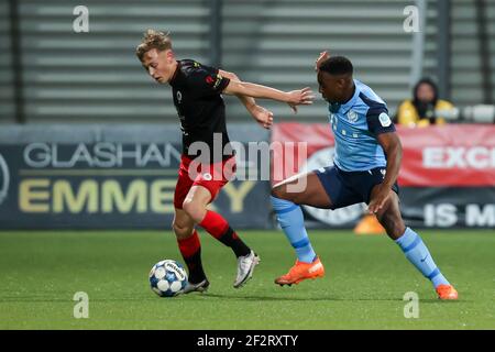 ROTTERDAM, NIEDERLANDE - MÄRZ 12: Sylian Aldren Mokono vom FC Utrecht U23, Julian Baas vom SBV Excelsior während des Keukenkampioen Divisie Spiels dazwischen Stockfoto