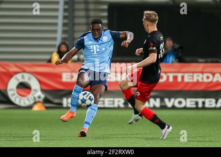 ROTTERDAM, NIEDERLANDE - MÄRZ 12: Sylian Aldren Mokono vom FC Utrecht U23, Julian Baas vom SBV Excelsior während des Keukenkampioen Divisie Spiels dazwischen Stockfoto