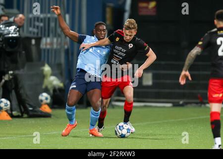 ROTTERDAM, NIEDERLANDE - MÄRZ 12: Sylian Aldren Mokono vom FC Utrecht U23, Julian Baas vom SBV Excelsior während des Keukenkampioen Divisie Spiels dazwischen Stockfoto