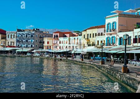 DER ALTE VENEZIANISCHE HAFEN. CHANIA, KRETA. GRIECHISCHE INSELN. MAI. Der alte Hafen von Chania auf der griechischen Insel Kreta aus dem Jahr 16th ist ein echter Urlaubshafen Stockfoto