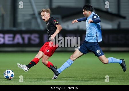 ROTTERDAM, NIEDERLANDE - MÄRZ 12: Julian Baas von SBV Excelsior, Oussama Alou vom FC Utrecht U23 während des Keukenkampioen Divisie-Spiels zwischen SBV Ex Stockfoto