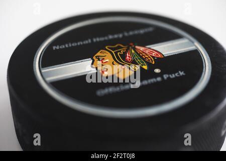 MOTALA, SCHWEDEN- 10. MÄRZ 2021: Ein Hockey Puck mit Emblemen von Chicago Blackhawks und mit dem Text National Hockey League. Stockfoto