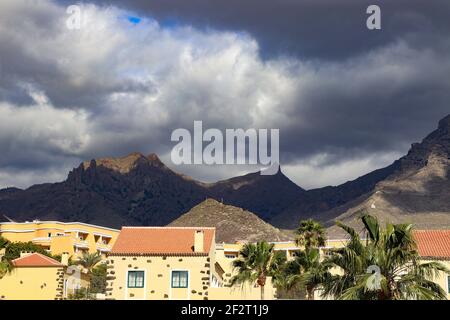 Gipfel der Teneriffa Berge gegen dramatischen Himmel Stockfoto