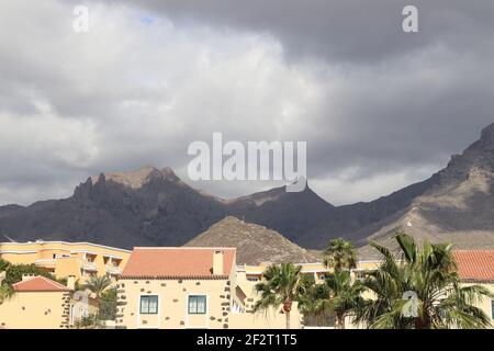 Gipfel der Teneriffa Berge gegen dramatischen Himmel Stockfoto