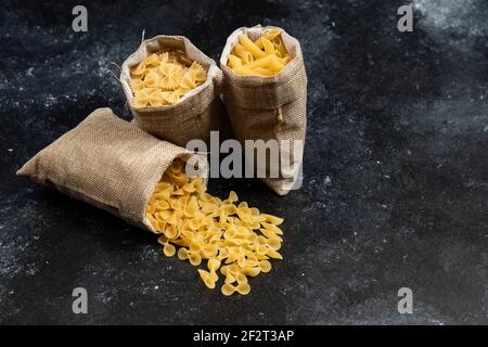 Zutaten für die Herstellung von Pasta alla Carbonara: Prosciutto, rohe Pasta Stockfoto