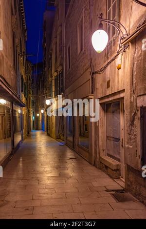 Nachtansicht einer alten schmalen Straße in der Altstadt von Sibenik, Kroatien Stockfoto