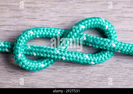 Acht Knoten, Segler weltweit, rolling Hitch. Seile auf Segelboot, Yacht Equipment. Stockfoto