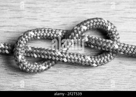 Acht Knoten, Segler weltweit, rolling Hitch. Seile auf Segelboot, Yacht Equipment. Stockfoto