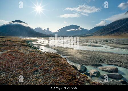 Owl River Bett in der Nähe von Mt. Asgard, in arktischen abgelegenen Tal, Akshayuk Pass, Nunavut. Schöne arktische Landschaft am späten, sonnigen Nachmittag. Kultig Stockfoto