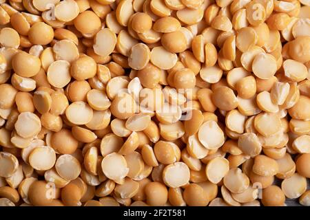 Geschälte Erbsen Hälften, ein Stapel von farbigen Samen. Stockfoto