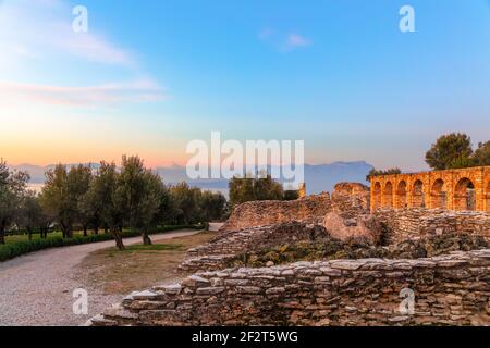 Malerische Ruinen in den Strahlen des Sonnenuntergangs der Grotten von Catullus, römische Villa in Sirmione Stadt, Gardasee, Italien. Winterzeit. Stockfoto