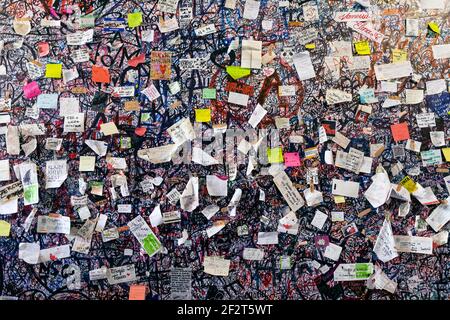 Ein Teil der mit Liebesbotschaften bedeckten Wand im Haus Juliet (Casa di Giulietta). Verona, Italien Stockfoto