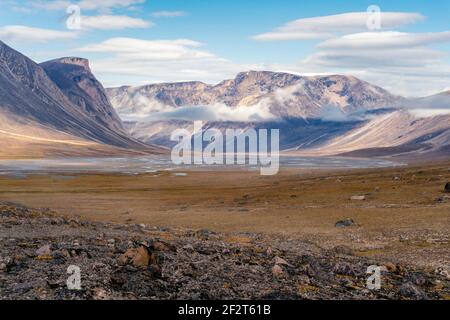 Owl River Bett in der Nähe von Mt. Asgard, in arktischen abgelegenen Tal, Akshayuk Pass, Nunavut. Schöne arktische Landschaft am späten, sonnigen Nachmittag. Kultig Stockfoto