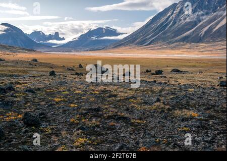 Owl River Bett in der Nähe von Mt. Asgard, in arktischen abgelegenen Tal, Akshayuk Pass, Nunavut. Schöne arktische Landschaft am späten, sonnigen Nachmittag. Kultig Stockfoto