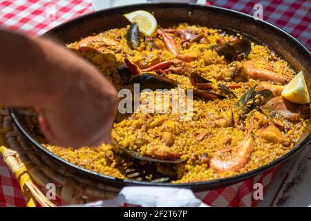 Typische spanische Paella mit Meeresfrüchten in traditioneller Pfanne (Ibiza, Spanien) Stockfoto