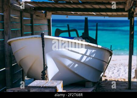 Boot unter einem Baldachin gegen das blaue Meer (Formentera, Spanien) Stockfoto