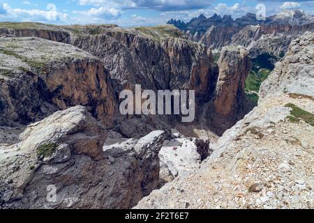 Wanderweg führt durch eine enge Schlucht in der italienischen Dolomiten entlang eines felsigen Weges Stockfoto