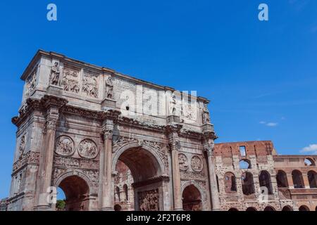 ROM, ITALIEN - 06. SEPTEMBER 2018: Blick über das Kolosseum und den Konstantinsbogen Stockfoto