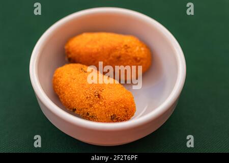 Arancini / Supli (frittierte Reisbällchen mit Fleisch oder Gemüse und Käse Mozzarella) typisch sizilianischen Street Food. Italien Stockfoto