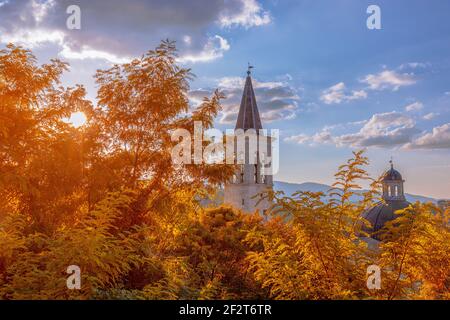 Schöne Aussicht auf den Turm der Kathedrale Santa Maria Assunta bei Sonnenuntergang Licht im Herbst. Spoleto, Umbrien, Italien Stockfoto