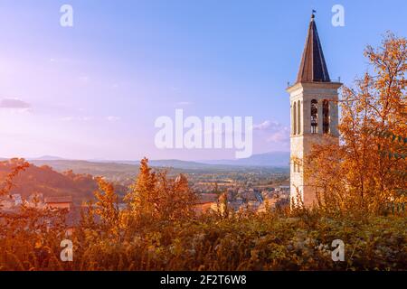 Schöner Panoramablick auf die Stadt Spoleto in Umbrien und den Turm der Kathedrale Santa Maria Assunta bei Sonnenuntergang Licht. Spoleto, Umbrien, Ita Stockfoto