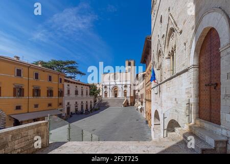 Schöner Panoramablick auf den zentralen Stadtplatz und die Gotische Kathedrale Santa Maria Assunta der antiken Stadt Von Todi (Piazza del Popolo) um Stockfoto