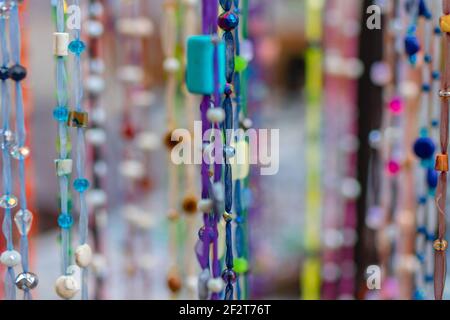 Hausgemachte bunte Perlen. Abstrakter Farbhintergrund. Stockfoto