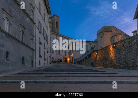 Alte Treppe auf dem zentralen Platz von Spoleto Stockfoto