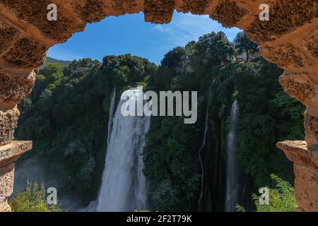 Schöne Aussicht durch den Bogen zu den Marmore Wasserfällen (Cascate delle Marmore), Umbrien, Italien Stockfoto