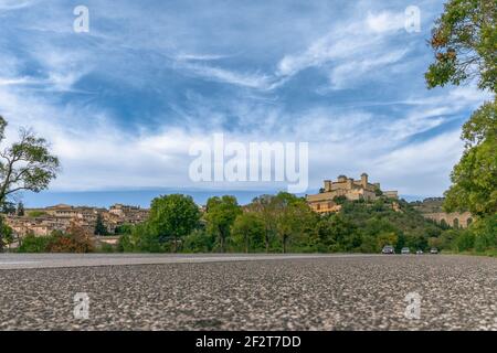 Schöne Aussicht auf die Festung (Rocca Albornoziana) und Aquädukt der Stadt Spoleto von der Straße. Umbrien, Italien Stockfoto