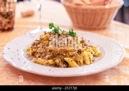 Gericht aus klassischer italienischer Pasta mit schwarzem Trüffel und Schafskäse und Olivenöl. Selektiver Fokus, Nahaufnahme. Stockfoto