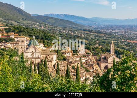 Panoramablick auf die historische Stadt Assisi und die berühmte päpstliche Basilika St. Franziskus von Assisi (Basilica Papale di San Francesco) Umbrien, Italien Stockfoto