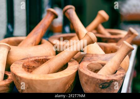 Handgefertigter Holzmörtel. Küchenutensilien. Holzmörtel Zusammensetzung Hintergrund. Holzstruktur auf Küchenutensilien Stockfoto